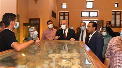 محافظ قنا يطالب مسؤولي الآثار بشن حملة دعاية للتعريف بالقيمة التاريخية لقصر البرنس