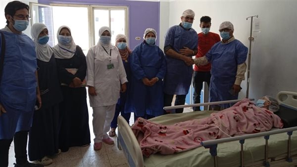 الفريق الطبي مع السيدة