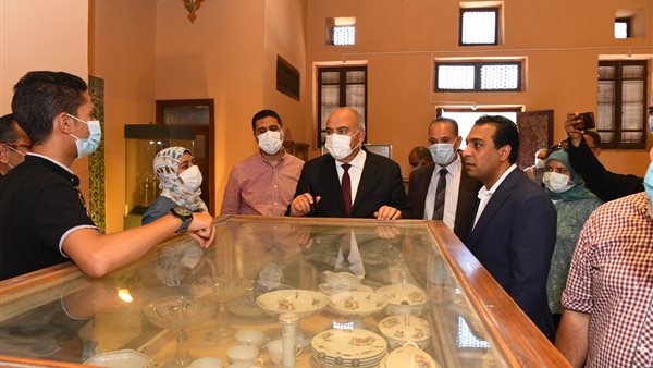 محافظ قنا داخل قصر