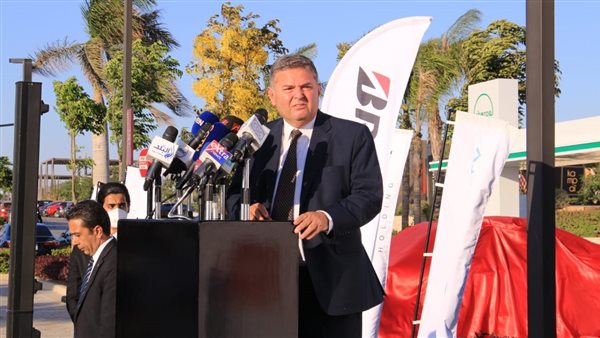 هشام توفيق وزير قطاع