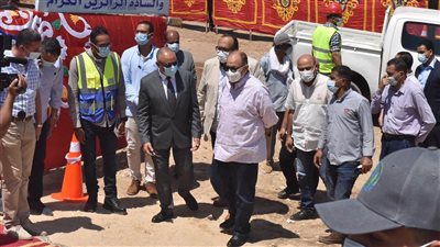محافظ أسيوط يتابع أعمال إنشاء مشروع تجميع مياه الصرف الصحي