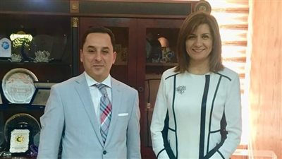 وزيرة الهجرة تهنئ عالمًا مصريًا بالخارج بعد ترقيته بشركة فايزر العالمية