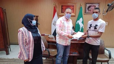 منح أول مُعيد من أبناء دور الرعاية بالشرقية وحدة سكنية (صور)