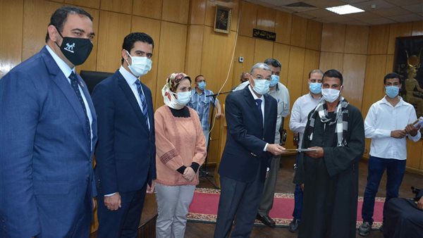 محافظ المنيا يسلم