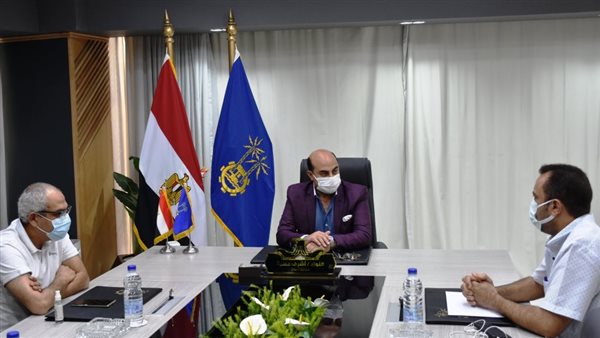 محافظ أسوان خلال