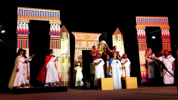 عرض مسرحية إخناتون