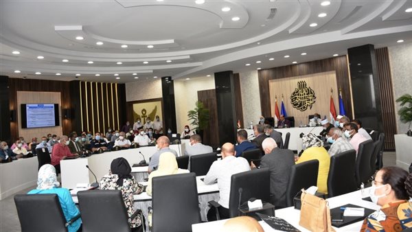 محافظ أسوان يجتمع