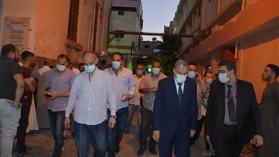 أسفر عن مصرع وإصابة 29 شخصًا.. محافظ المنيا يطمئن على مصابي حادث سيارات موكب زفاف