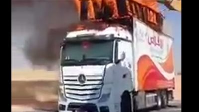 تفحم سيارة نقل ثقيل.. وصاحبها يشعل مواقع التواصل الاجتماعي بسبب بكائه (فيديو)