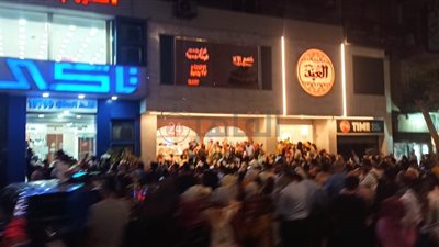 دون إجراءات احترازية.. زحام وتكدس خلال افتتاح فرع العبد بشبرا مصر (صور)