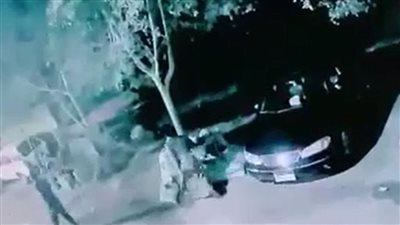 لحظة هجوم مجموعة من الأشخاص يقودهم محامي على كهربائي بحلوان (فيديو)