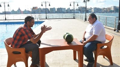 تكريمًا لسمير غانم.. شاب ينحت ثلاثي أضواء المسرح على البطيخ ببورسعيد (صور وفيديو)