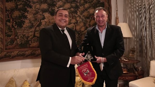 الخطيب يهدي درع وعلم