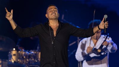 عمرو دياب يحيي حفلًا ضخمًا بأكبر قبة في العالم بمدينة جدة (صور)