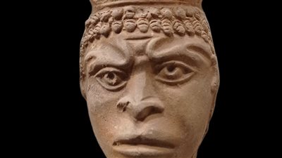 متحف الإسماعيلية يعرض قطعة أثرية على شكل رأس بملامح إفريقية