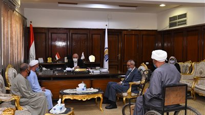 بعد توقفها 4 أشهر بسبب كورونا.. محافظ قنا يستأنف لقاءاته اليومية بالمواطنين