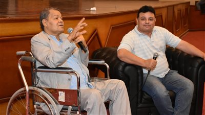 الناقد محمود قاسم: 