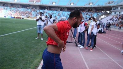 لاعبو الأهلي يغادرون ملعب مباراة الترجي بعد تعرضهم للاختناق بسبب الغاز (صور)