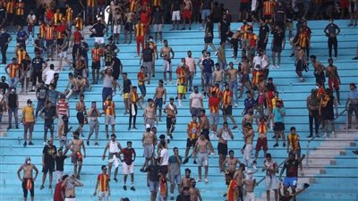 رئيس الترجي ينزل لأرضية ملعب حمادي العقربي للسيطرة على شغب جماهير ناديه 