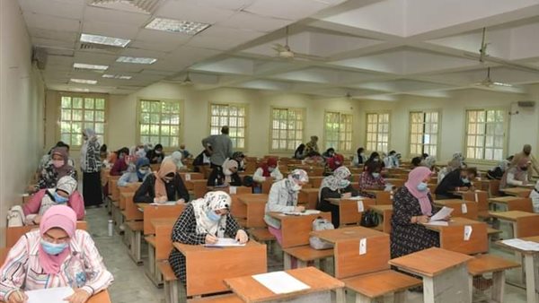 امتحانات طلبة جامعيين-