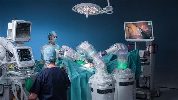 تطبق نظام الجراحة الروبوتية