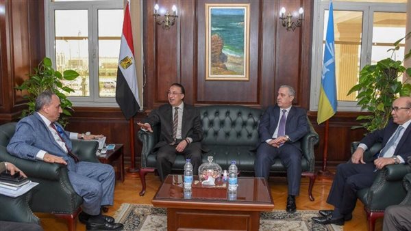 الوفد خلال لقائه