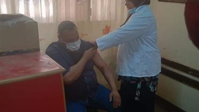 تطعيم 2513 من مدرسي ومراقبي الثانوية العامة في قنا ضد فيروس كورونا 