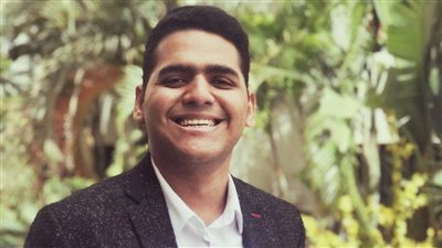 من الصيدلة إلى العالمية.. أحمد عماد الدين مُصمم غلاف 