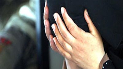 بائعة خضار تتفق مع عشيقها على اقتحام منزلها وممارسة العلاقة المحرمة معها أمام زوجها بالهرم