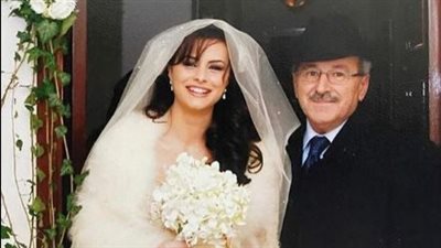  في يوم الأب.. كلمات رقيقة من نور اللبنانية لوالدها وصور بفستان الزفاف