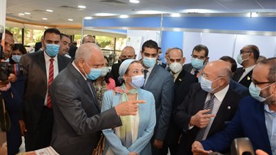 وزيرة البيئة تشيد بجناح غرفة صناعات مواد البناء بمعرض التشييد المستدام