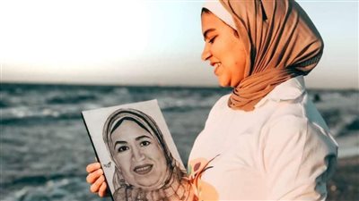 مودة ترسم صورة لوالدتها المتوفاة في حادث وتهديها تفوقها بالشهادة الإعدادية في بورسعيد (صور) 