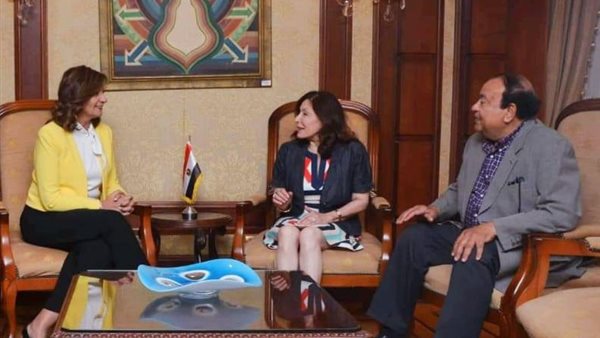 وزيرة الهجرة تلتقي