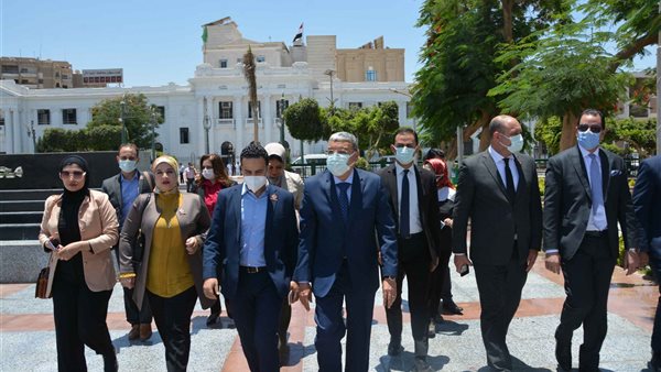 محافظ المنيا يستقبل