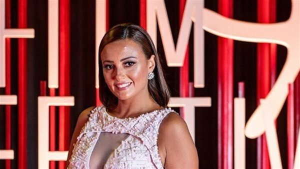 الفنانة بشرى