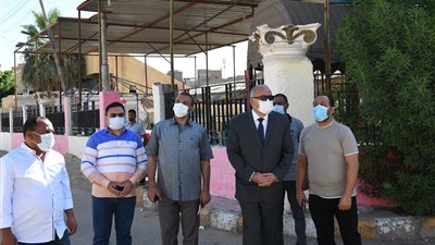 إغلاق طريق شارع مدينة العمال بقنا بسبب هبوط أرضي