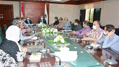 محافظ سوهاج يجتمع بوحدة حياة كريمة لبحث الموقف التنفيذي لمشروعات تطوير الريف المصري