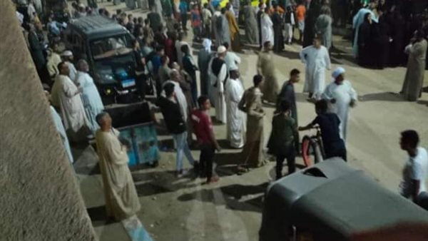 من امام منزل الشاب