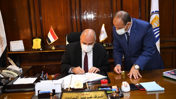 محافظ قنا أثناء اعتماد