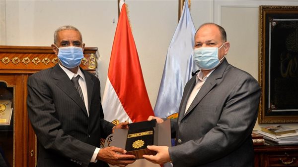 محافظ أسيوط يكرم