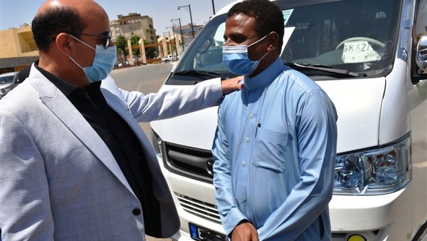 محافظ أسوان يسلم