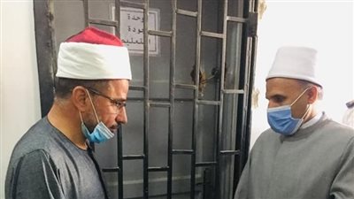 رئيس المنطقة الأزهرية بالبحر الأحمر يتابع سير امتحانات لجان الثانوية بمرسى علم (صور)