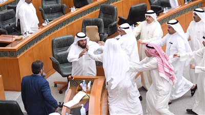 اشتباكات بالأيدي بين نواب البرلمان الكويتي عرض مستمر (صور)