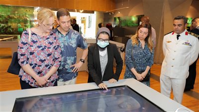 قائد القوات البحرية التابعة للقيادة المركزية الأمريكية في زيارة لمكتبة الإسكندرية 