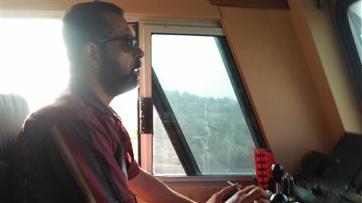 بعد حادث الإسكندرية.. قائد قطار يمنع وقوع كارثة على خط السويس (صور)