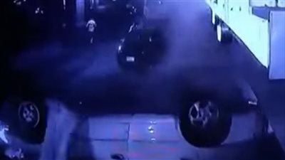 لحظة سقوط سيارة من أعلى كوبري أكتوبر فوق عربة مأكولات (فيديو)