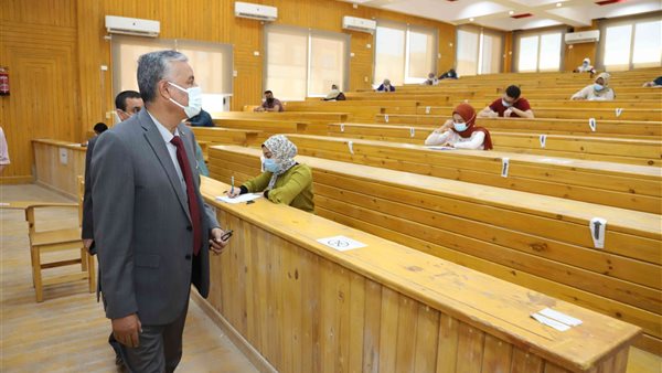 طلاب جامعة جنوب الوادي