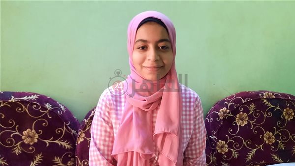 الطالبة الأولي بالشهادة