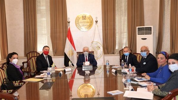 وزير التعليم يلتقي