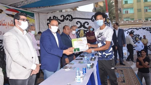 محافظ اشلرقية يكرم